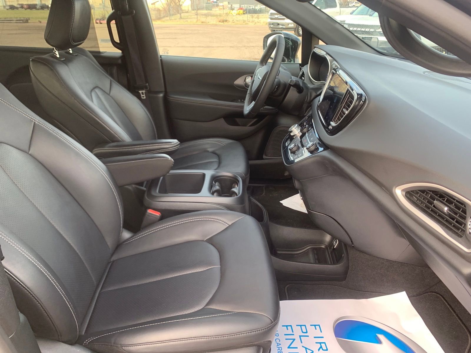 Used 2025 Chrysler Pacifica Select image 29