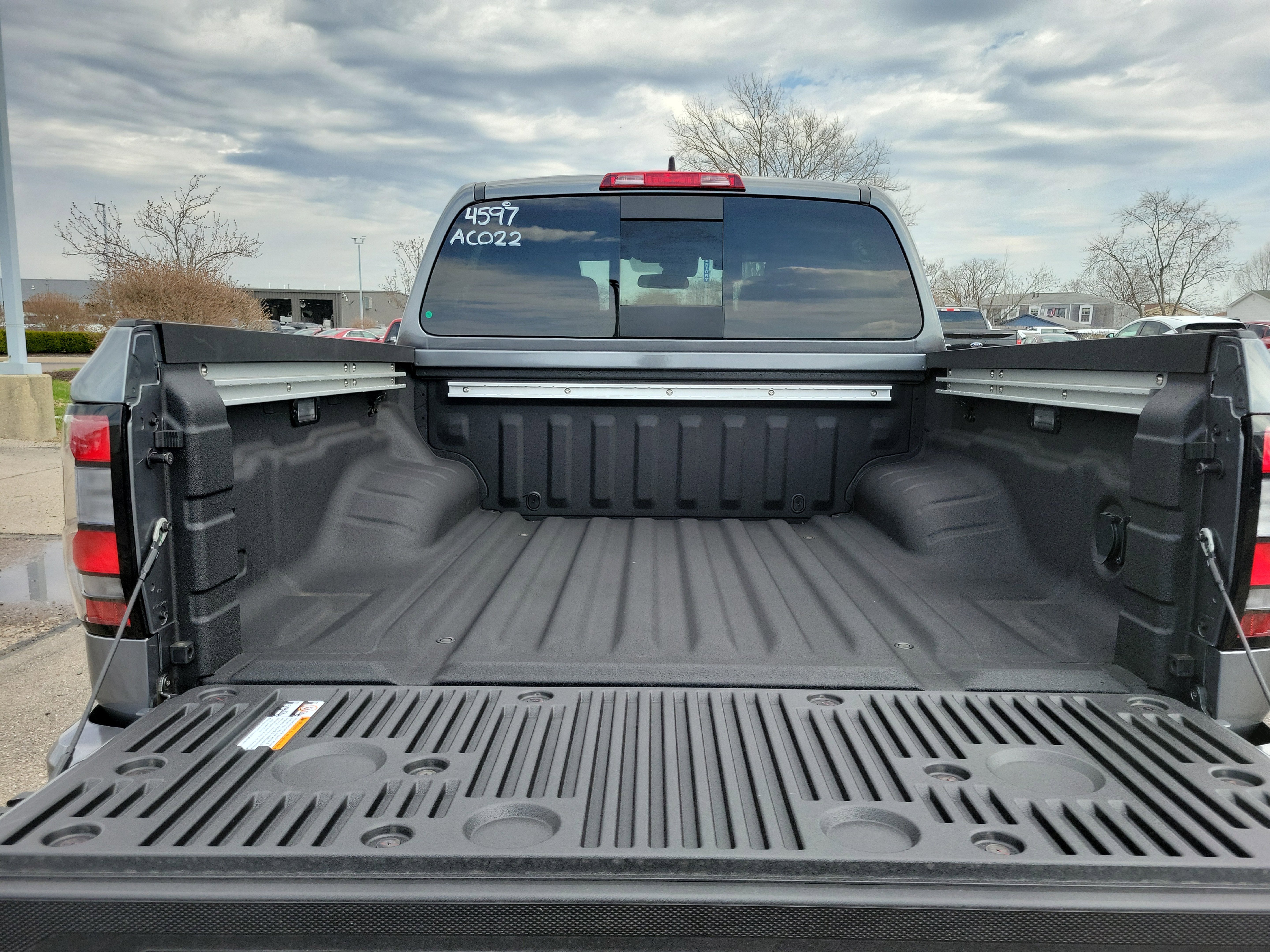 Used 2025 Nissan Frontier PRO-4X w/ Pro Convenience Package AWD/4WD image 8