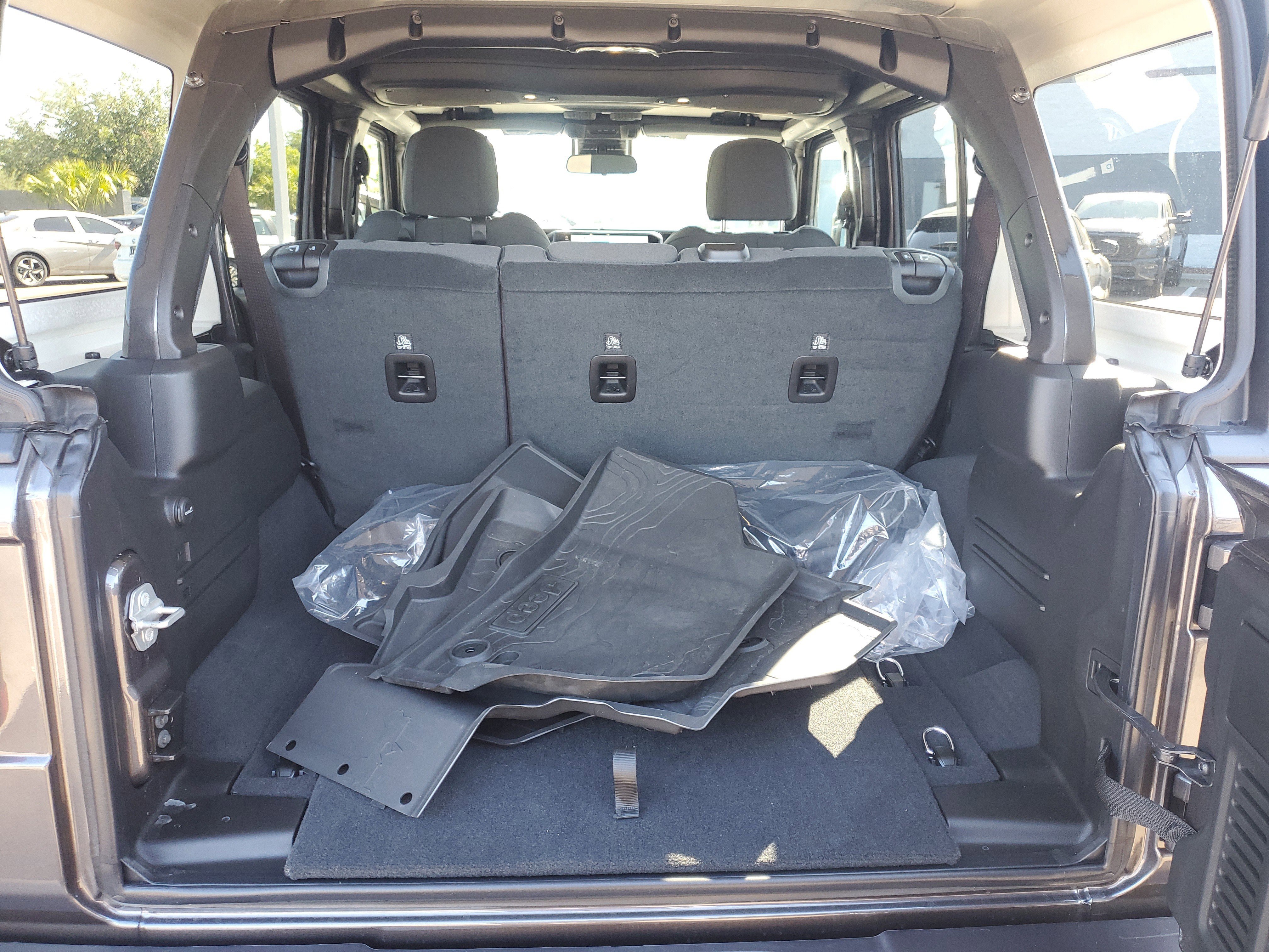 Used 2025 Jeep Wrangler Unlimited Rubicon w/ Convenience Group AWD/4WD image 7