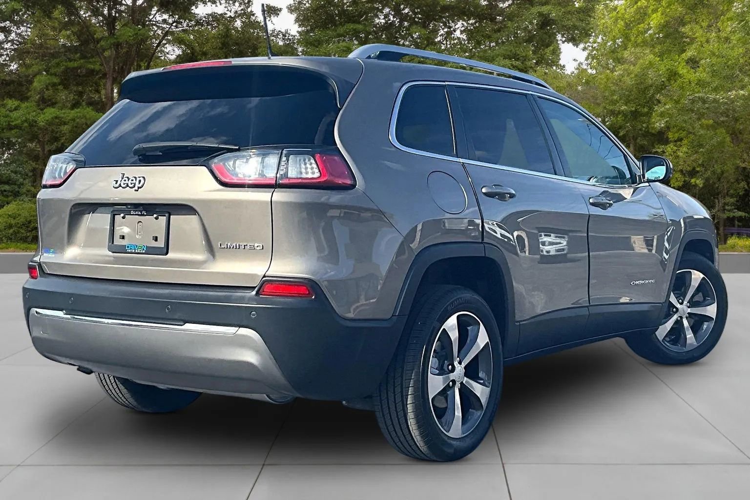 Used 2019 Jeep Cherokee Limited image 2