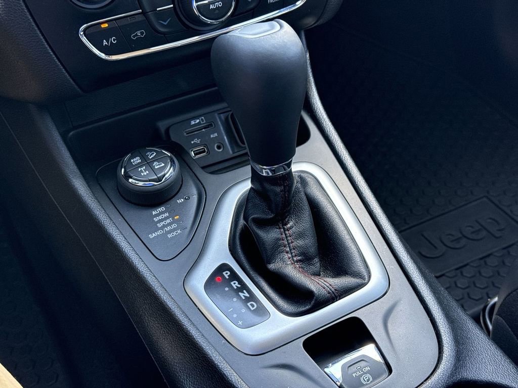 Used 2018 Jeep Cherokee Trailhawk w/ Comfort/Convenience Group image 27