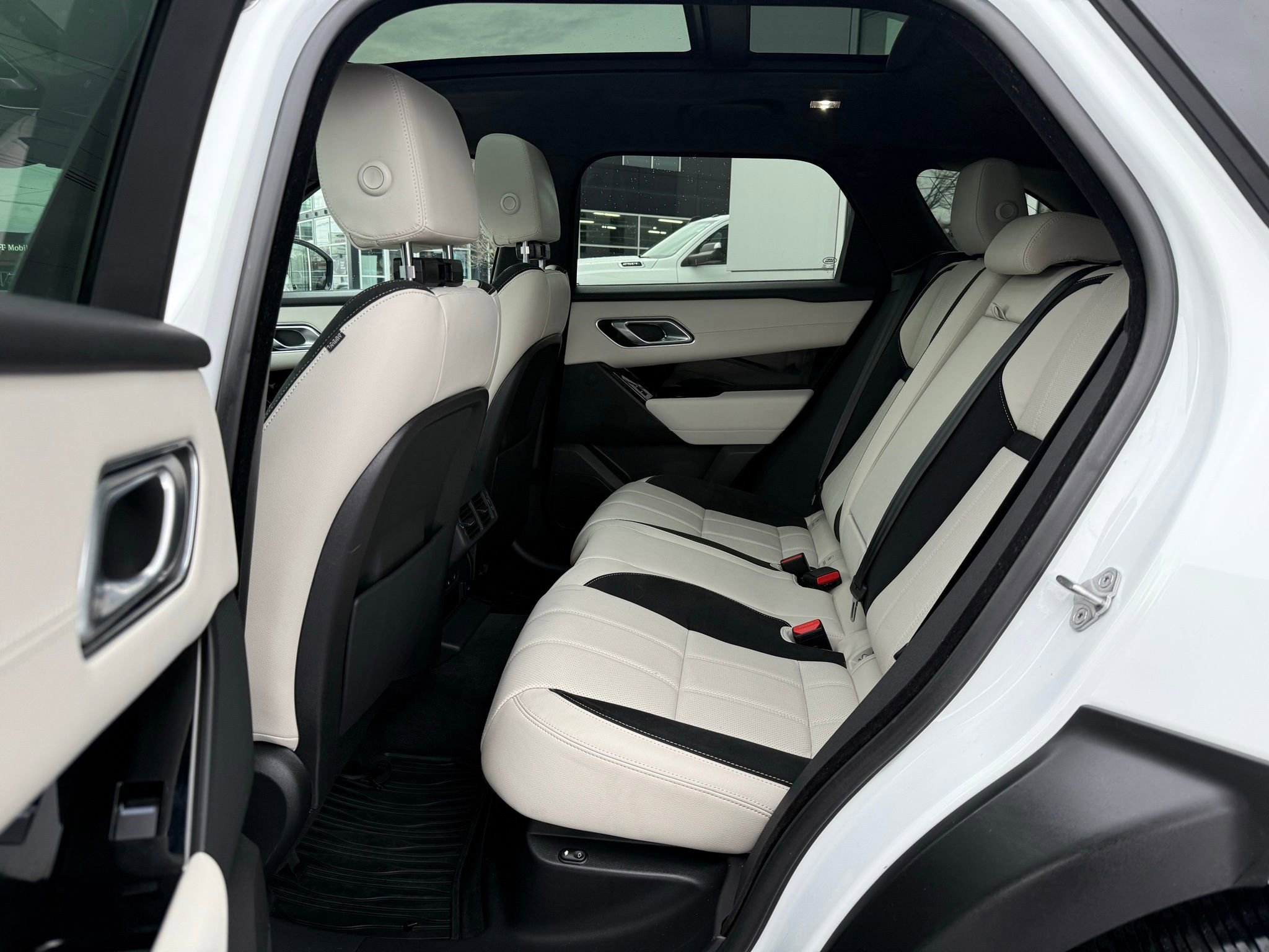 Used 2023 Land Rover Range Rover Velar R-Dynamic S image 41