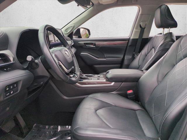 Used 2024 Toyota Highlander Platinum FWD image 16