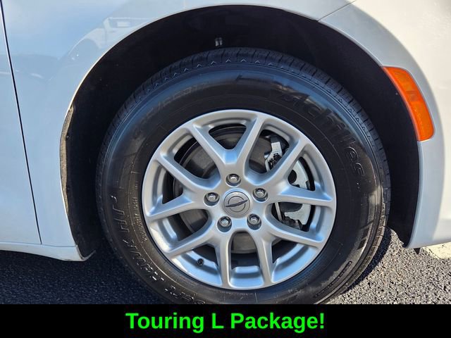 Used 2024 Chrysler Pacifica Touring-L FWD image 9