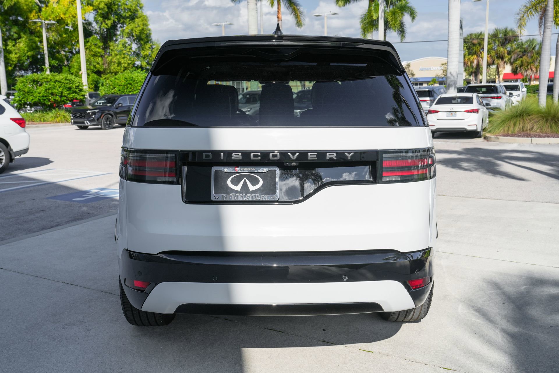 Used 2024 Land Rover Discovery Dynamic SE image 23