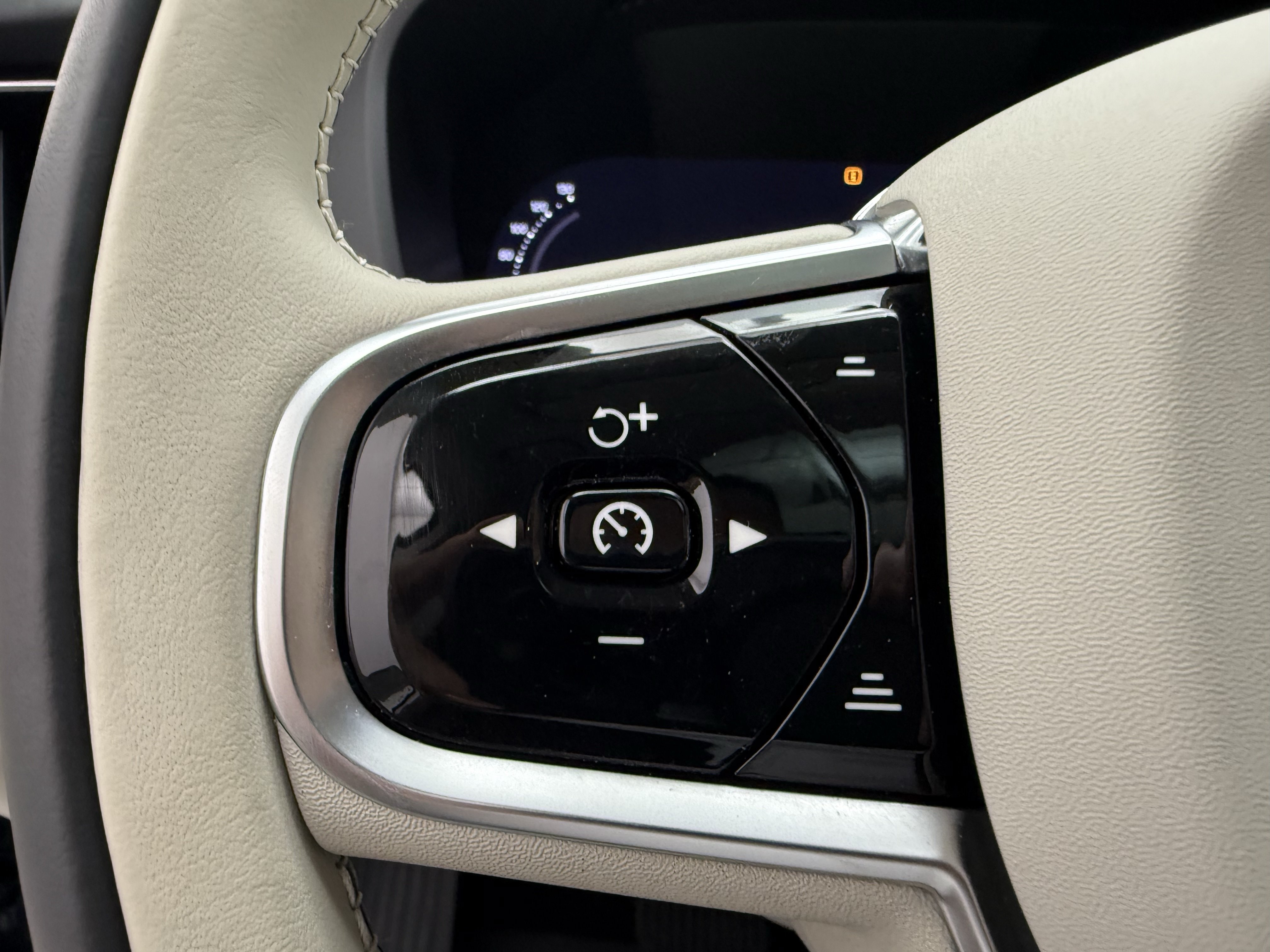 Certified 2025 Volvo XC60 B5 Plus w/ Protection Package Premier AWD/4WD image 12