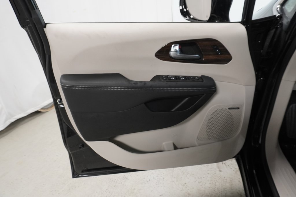 New 2023 Chrysler Pacifica Limited w/ Uconnect Theater Family Group image 30