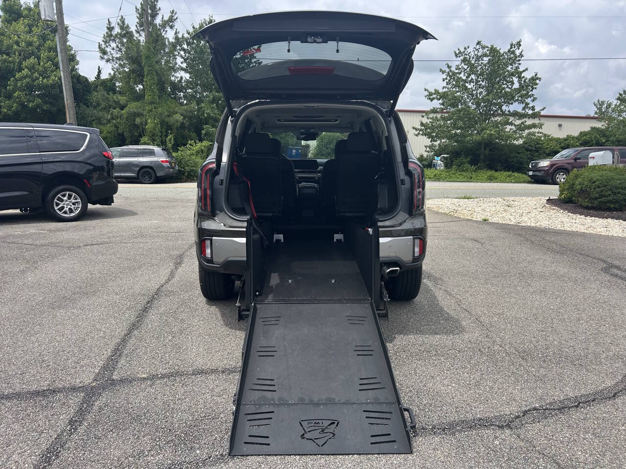 Used 2025 Kia Telluride EX w/ EX Captain's Chair Package FWD image 5