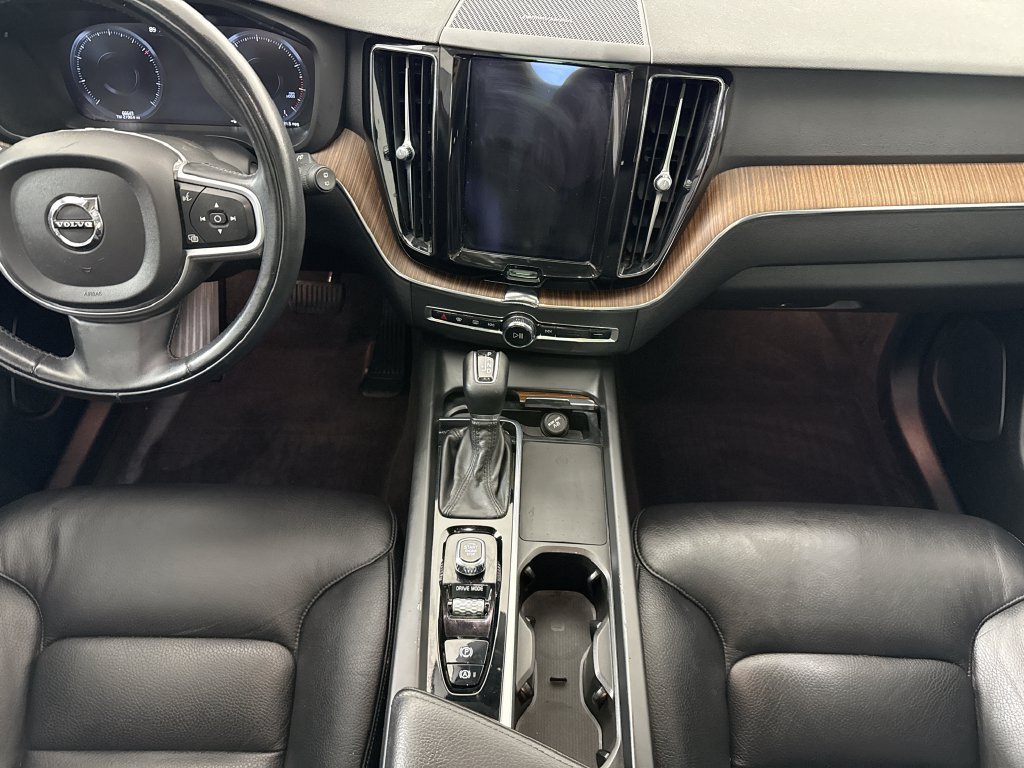 Used 2021 Volvo XC60 T5 Momentum w/ Protection Package Premier FWD image 14