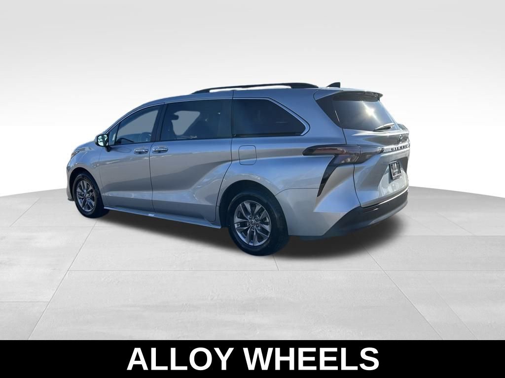 Used 2024 Toyota Sienna XLE image 3