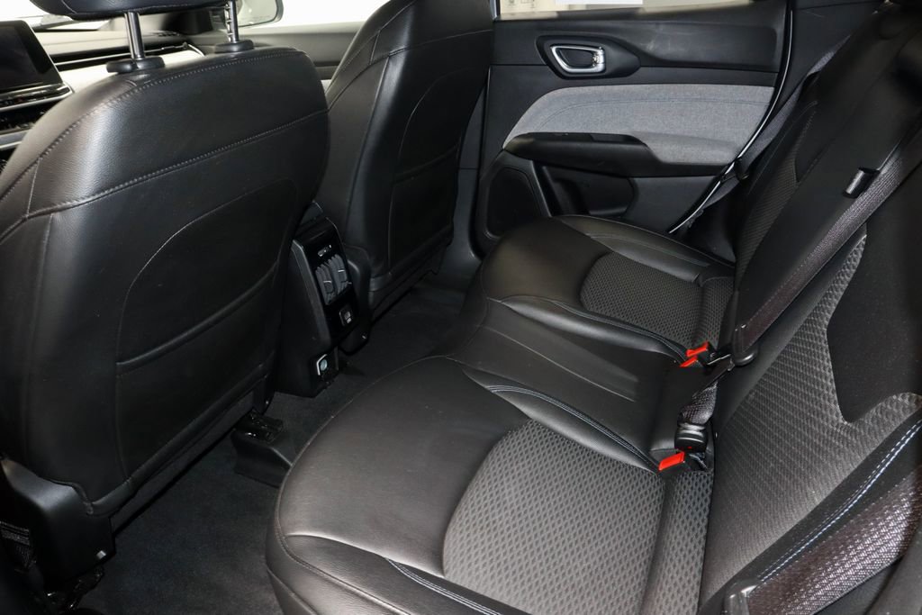 Used 2025 Jeep Compass Latitude image 19