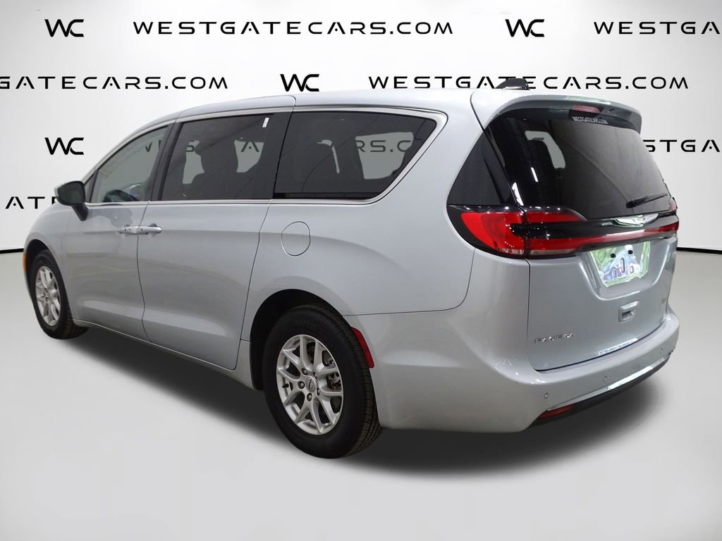 Used 2023 Chrysler Pacifica Touring-L image 5