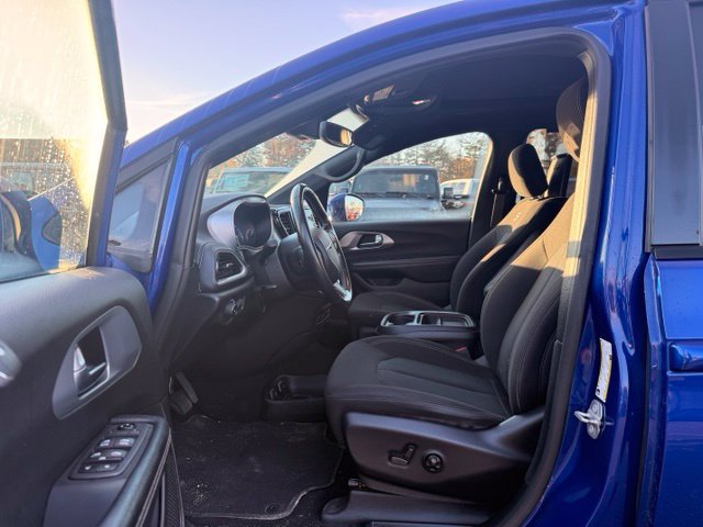 Used 2021 Chrysler Pacifica Touring w/ Uconnect Theater Family Group FWD image 8