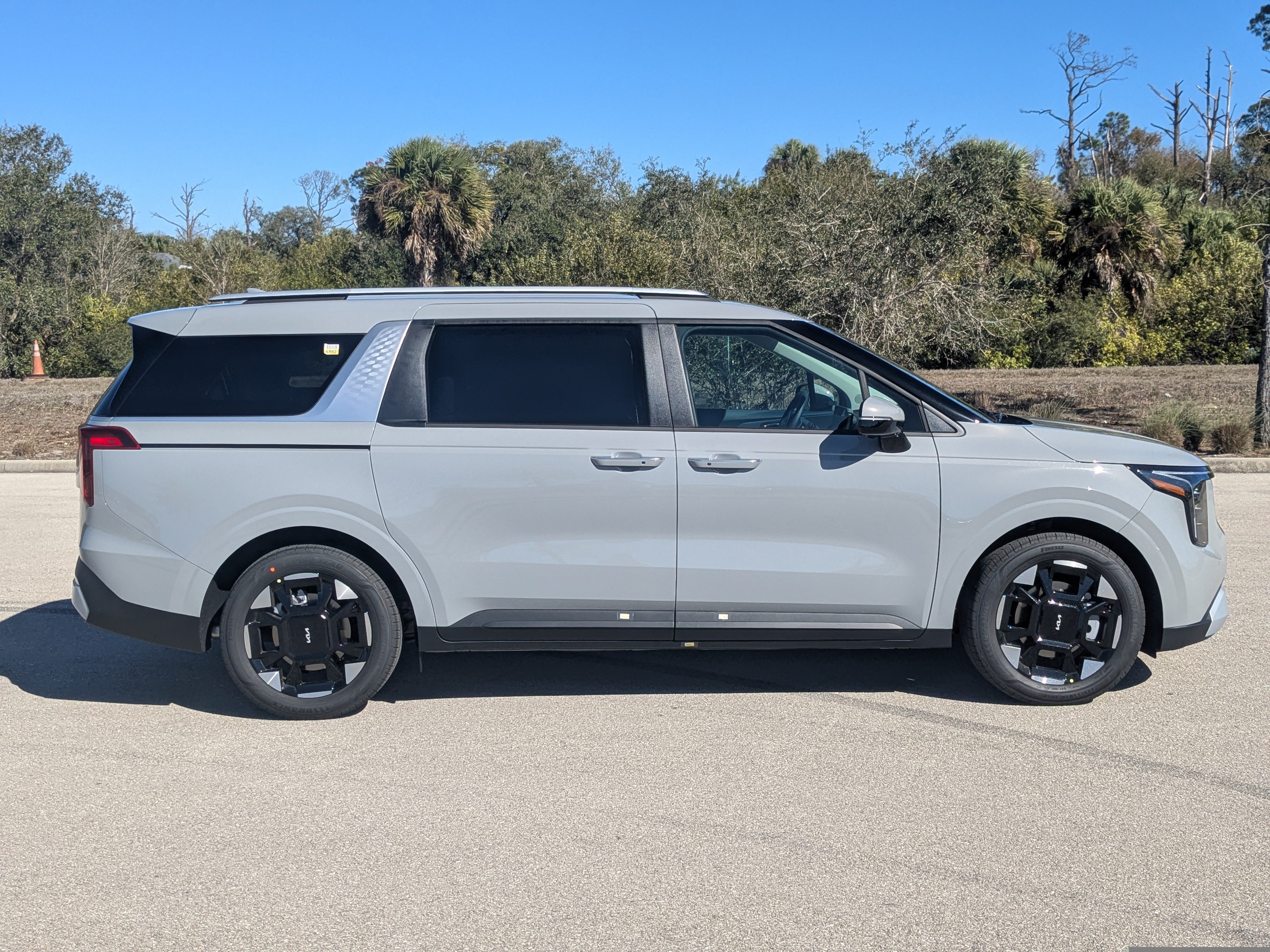 New 2026 Kia Carnival EX FWD image 4