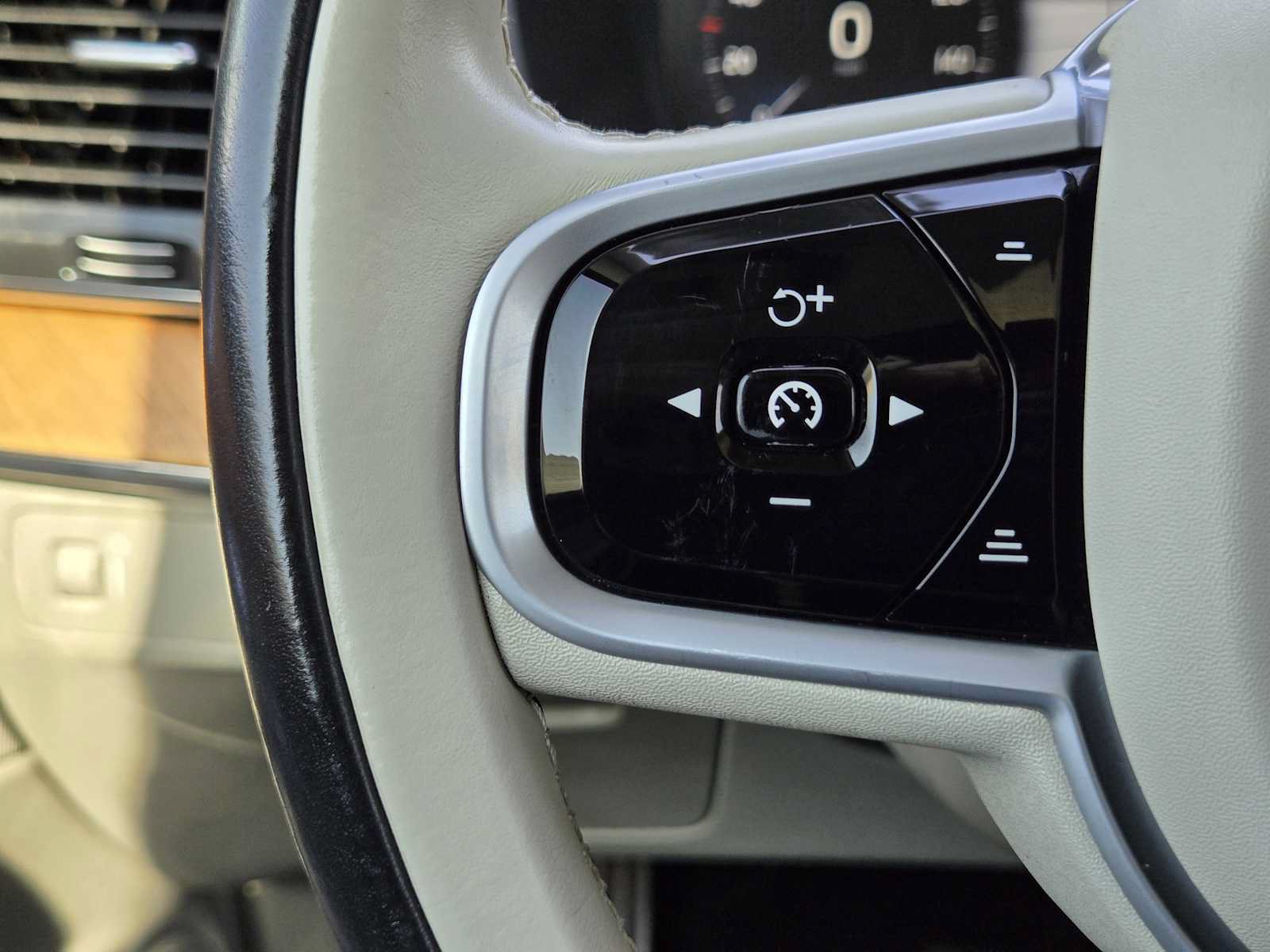 Used 2021 Volvo XC90 T5 Momentum w/ Climate Package FWD image 27