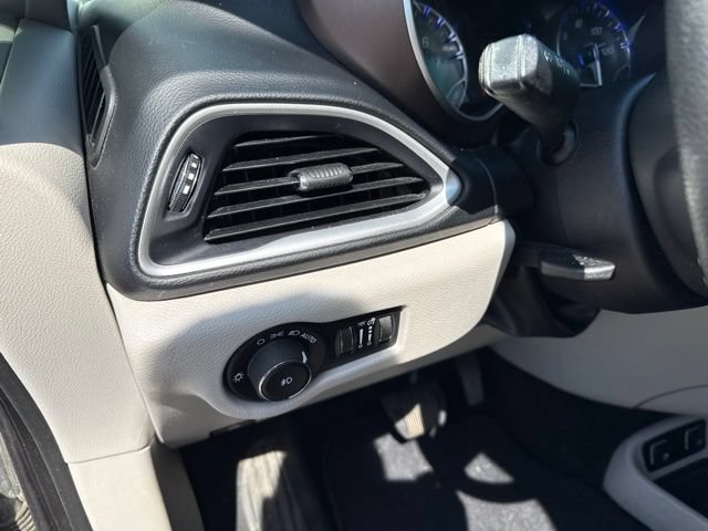 Used 2019 Chrysler Pacifica Touring Plus w/ Tire & Wheel Group FWD image 12