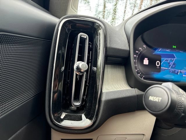 Used 2023 Volvo XC40 B5 Plus w/ Protection Package Premier AWD/4WD image 26