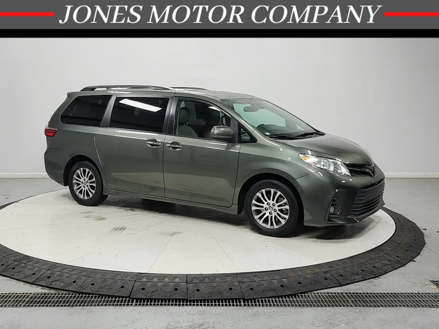 Used 2020 Toyota Sienna XLE Premium FWD image 1