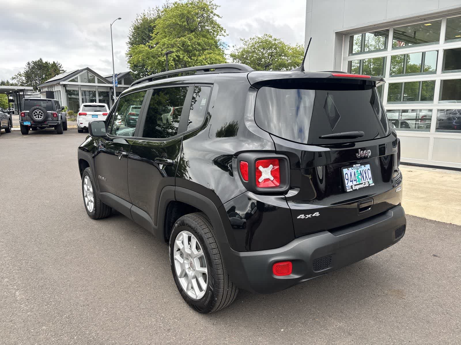 Certified 2022 Jeep Renegade Latitude w/ Convenience Group AWD/4WD image 3