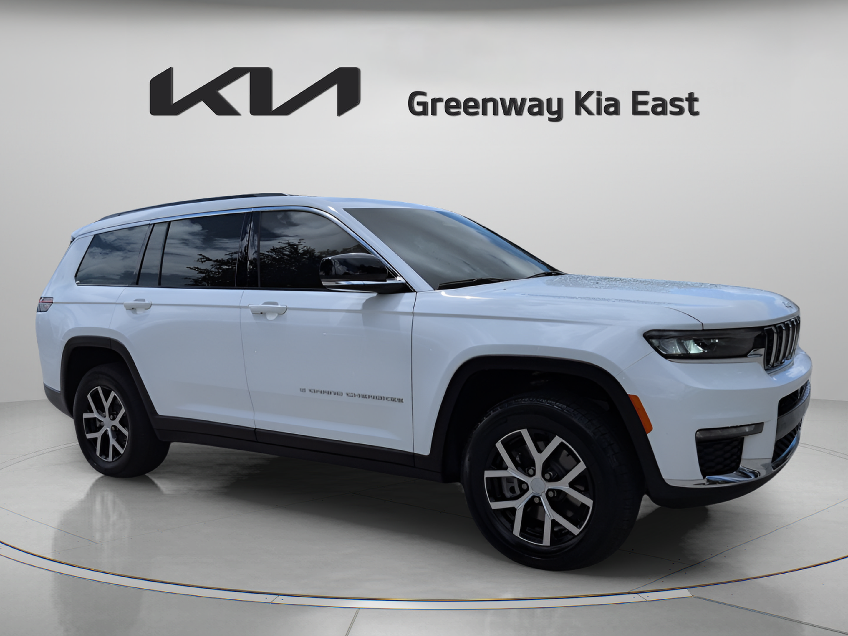 Used 2025 Jeep Grand Cherokee L Limited w/ Trailer Tow Package AWD/4WD image 3