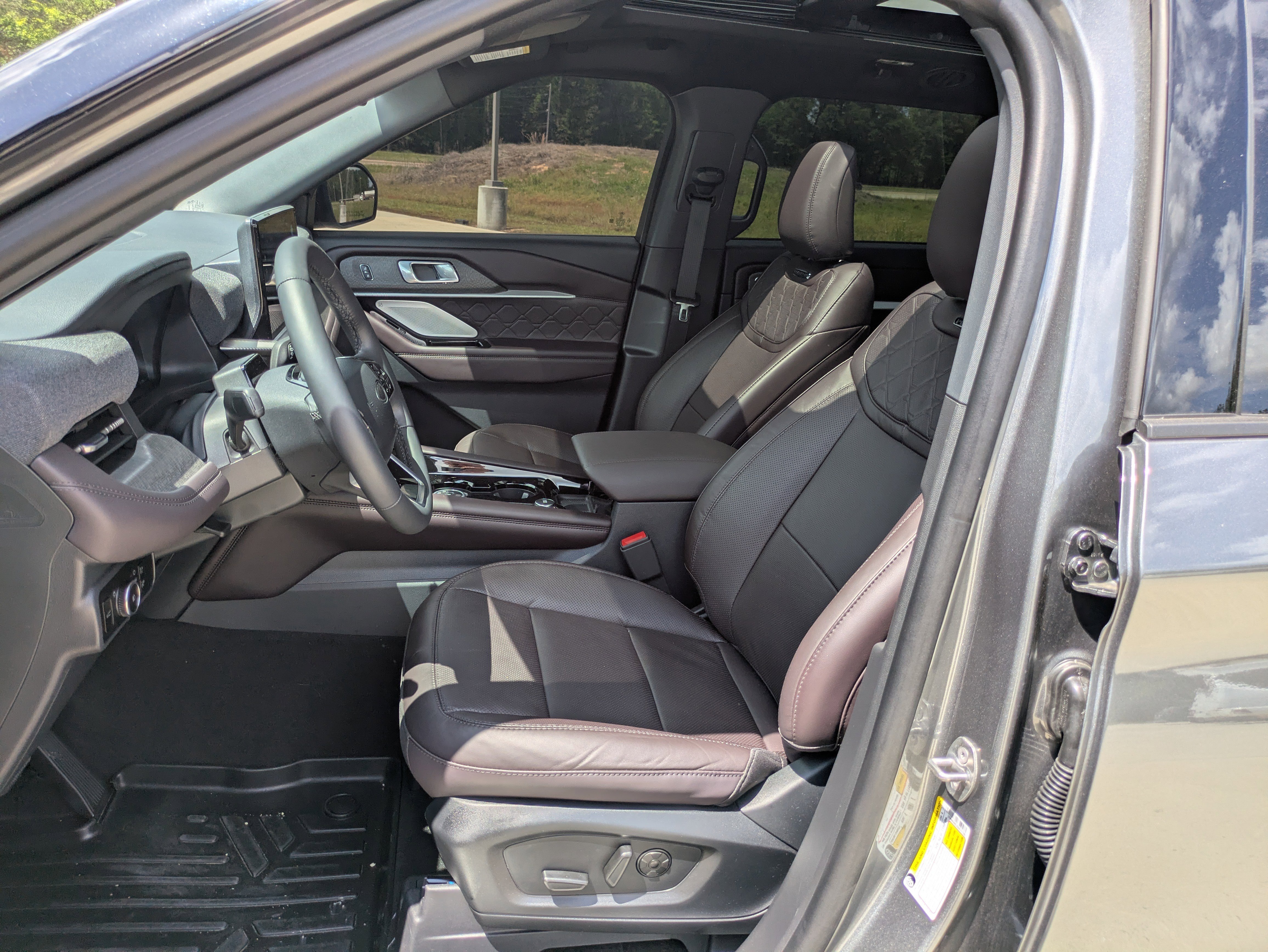 Used 2025 Ford Explorer Platinum w/ Ultimate Package AWD/4WD image 7
