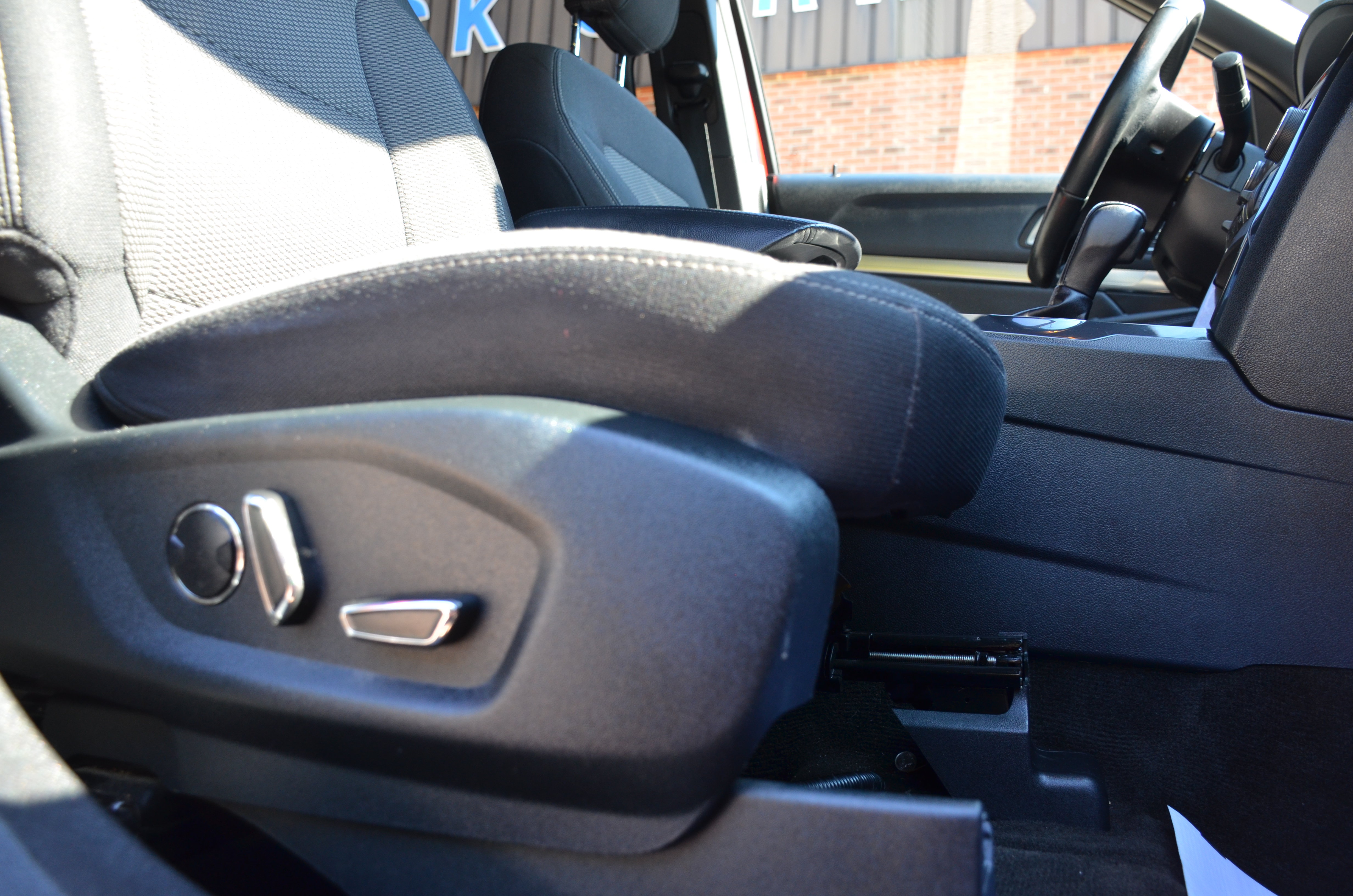 Used 2018 Ford Explorer XLT w/ Equipment Group 201A AWD/4WD image 32