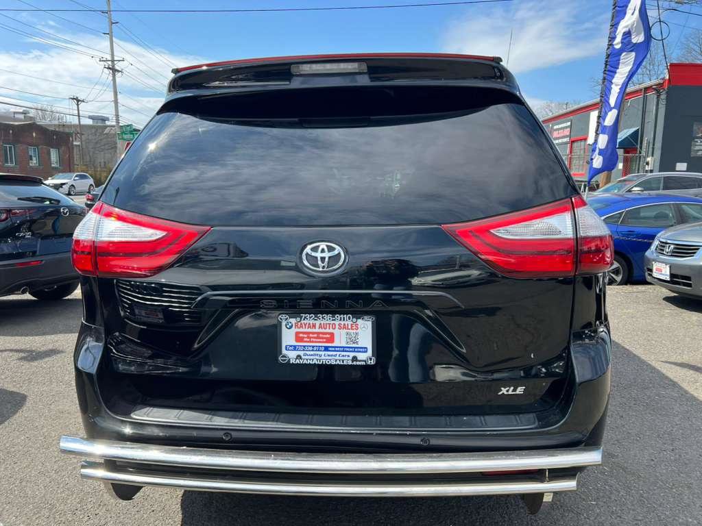 Used 2017 Toyota Sienna XLE w/ XLE Navigation Package image 8