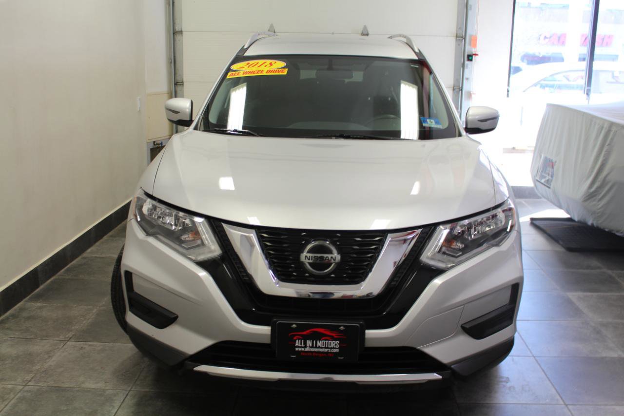 Used 2018 Nissan Rogue SV image 2