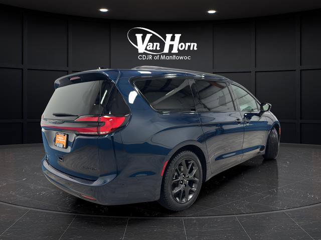 Used 2025 Chrysler Pacifica Limited image 7
