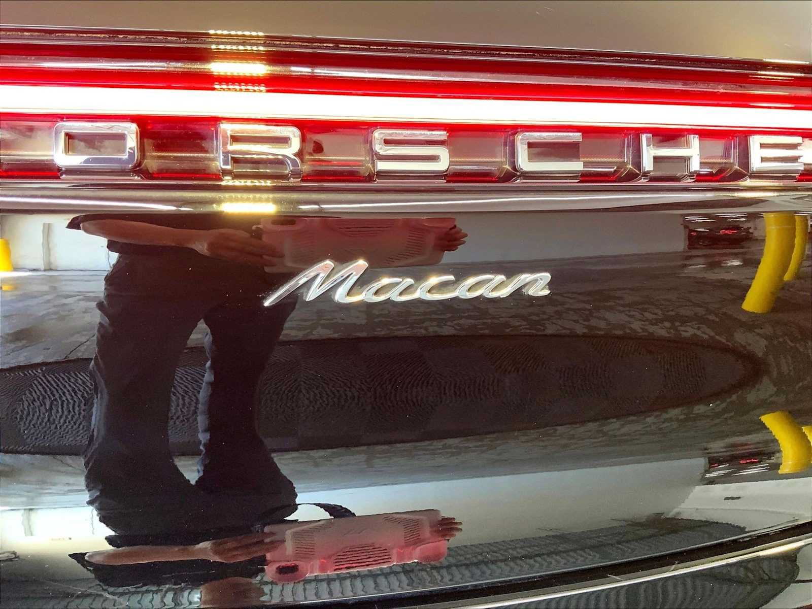Certified 2023 Porsche Macan AWD/4WD image 35