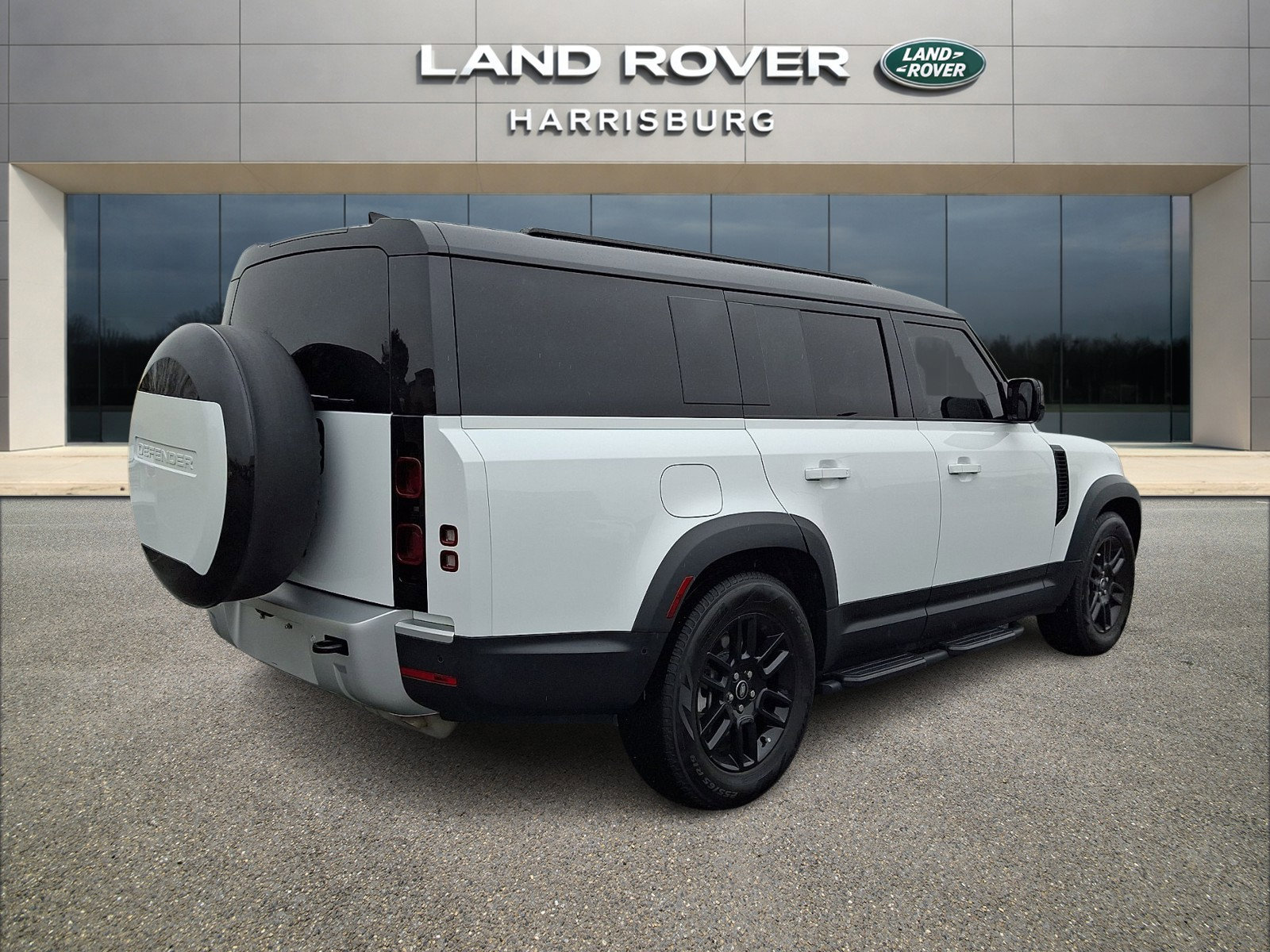 Used 2025 Land Rover Defender 130 S image 4