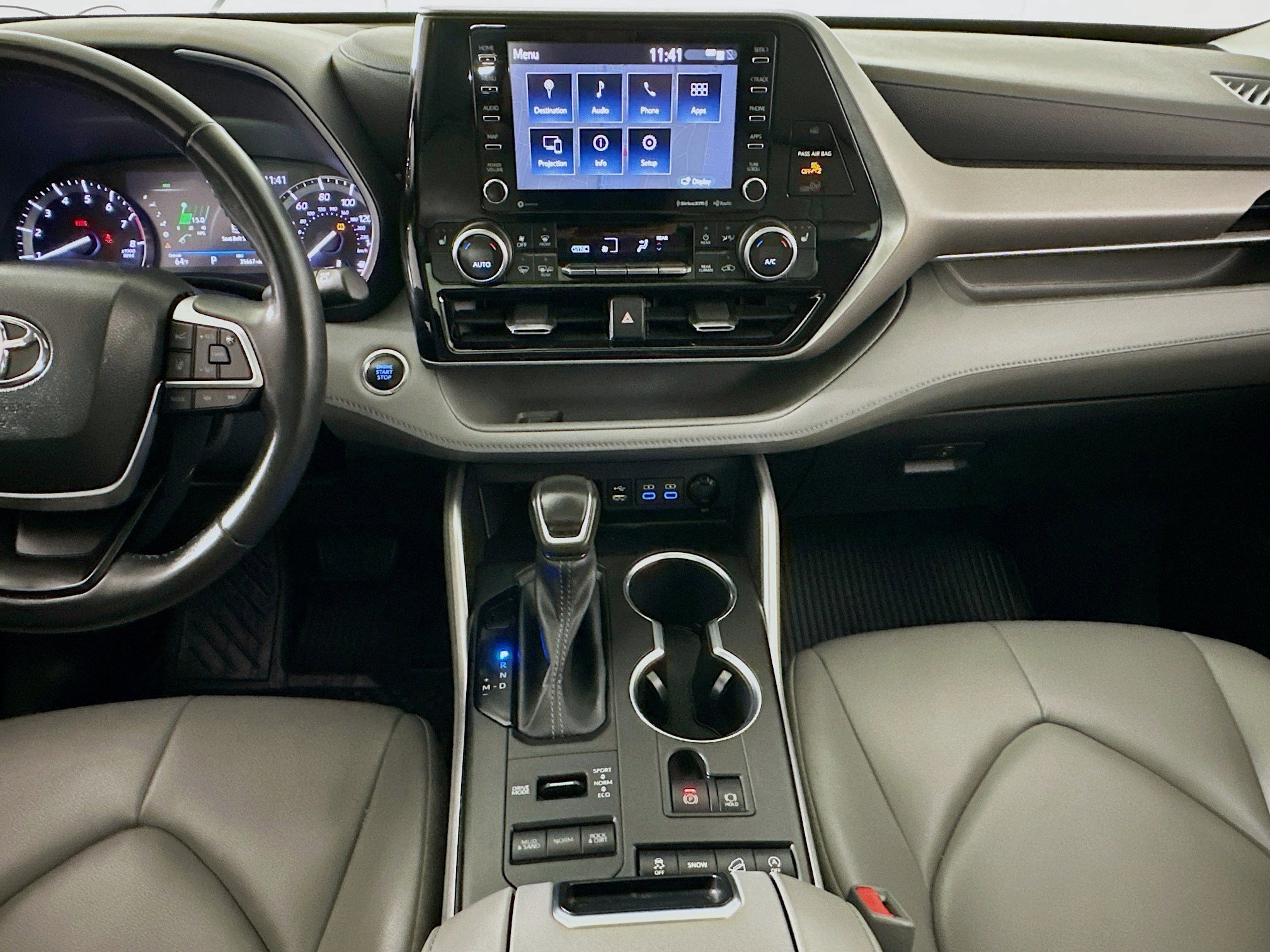 Used 2022 Toyota Highlander XLE AWD/4WD image 11