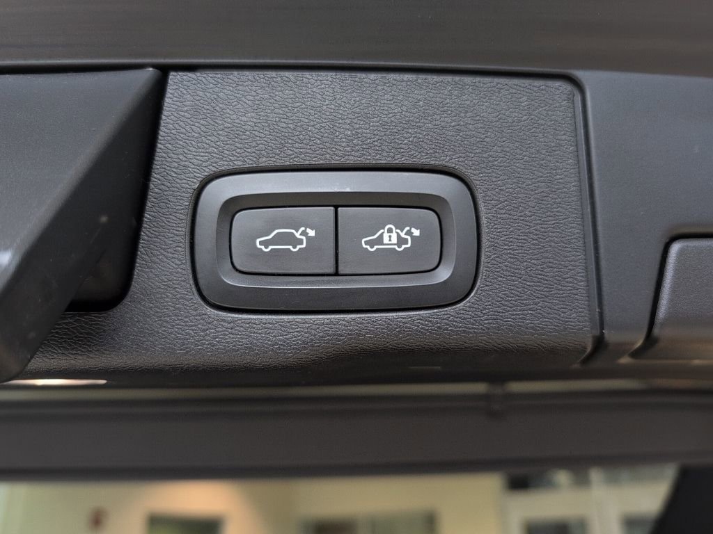 Used 2022 Volvo XC60 B5 Momentum w/ Advanced Package image 37