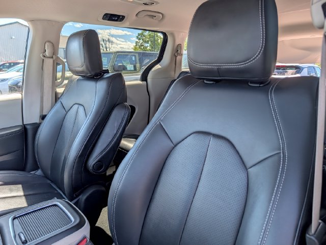 Used 2024 Chrysler Pacifica Limited FWD image 12