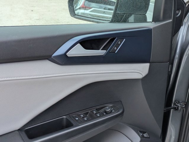 Used 2024 Volkswagen Taos SE image 3