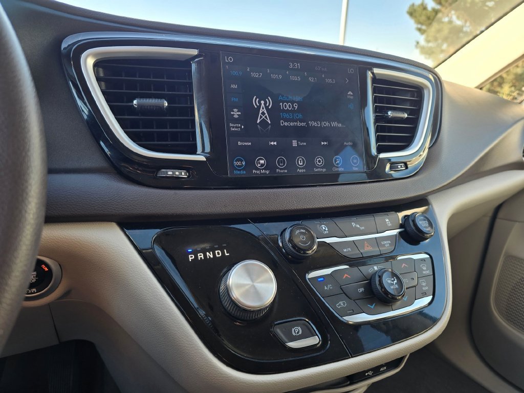 Used 2020 Chrysler Pacifica Touring w/ Tire & Wheel Group FWD image 21