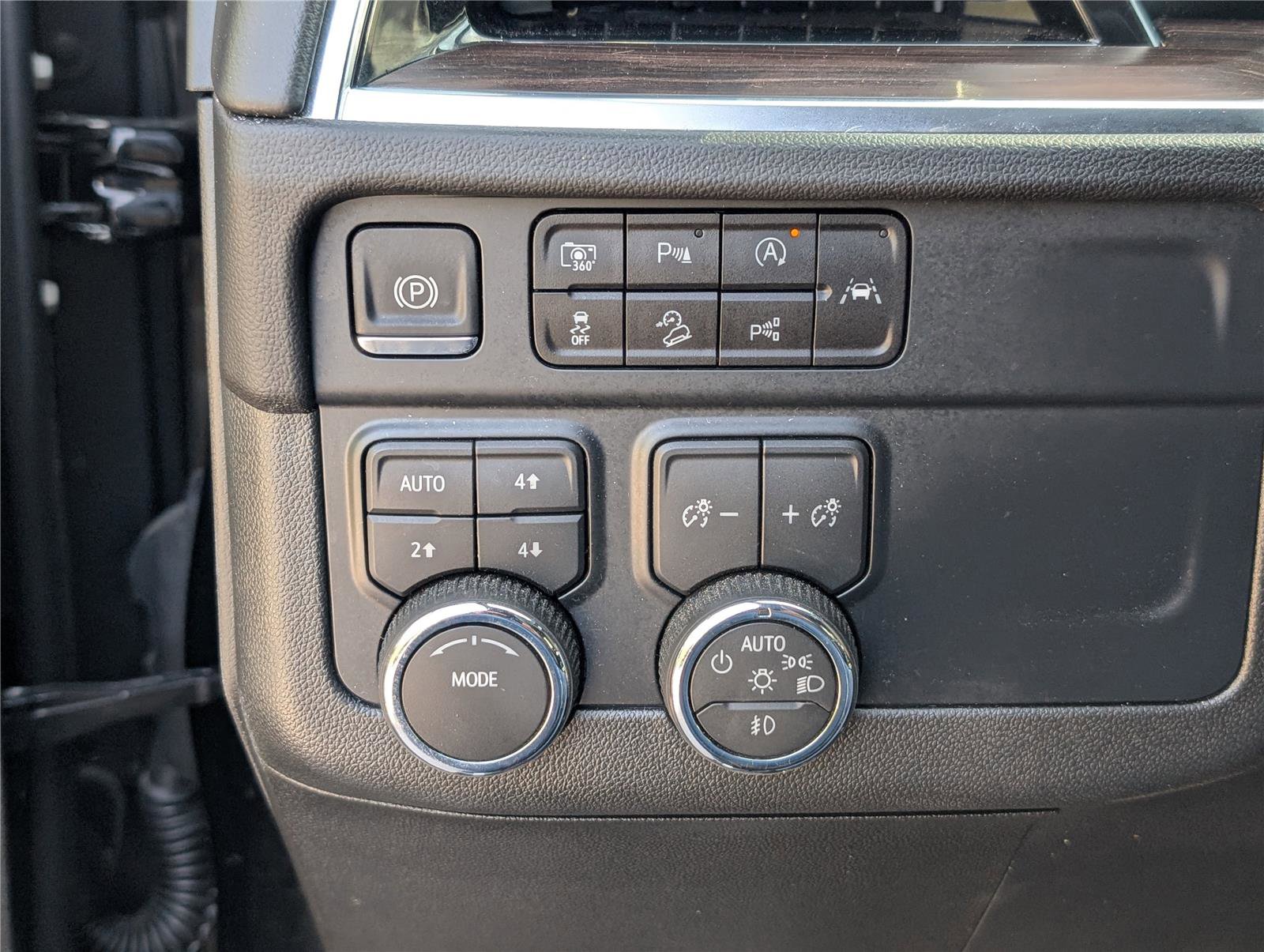 Used 2025 Chevrolet Suburban Z71 AWD/4WD image 23