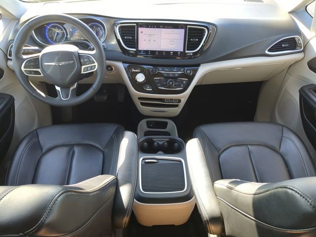Used 2024 Chrysler Pacifica Touring-L image 15