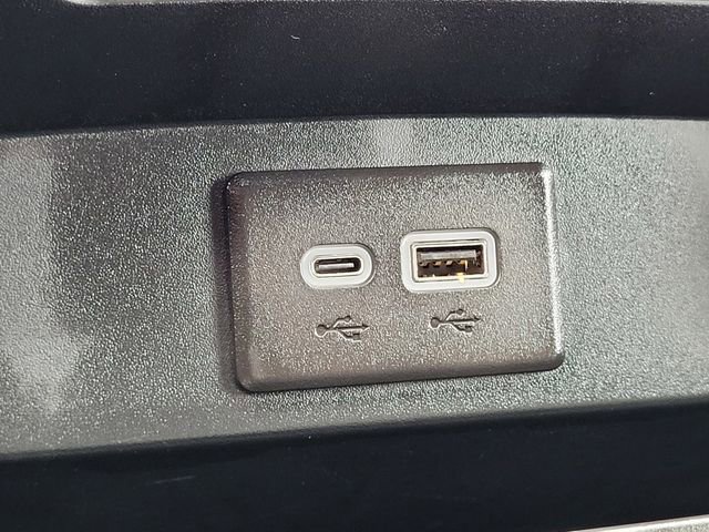 Used 2025 Chevrolet Suburban Z71 image 15