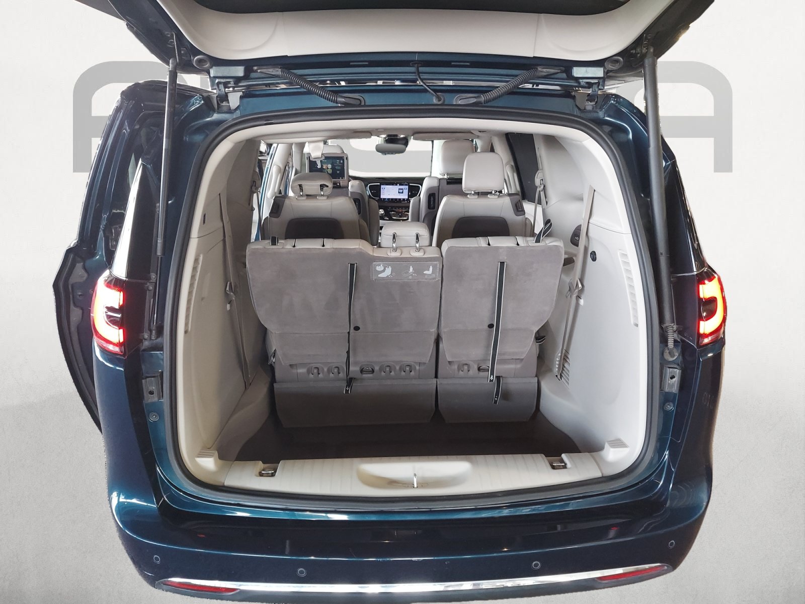 Used 2021 Chrysler Pacifica Touring-L w/ Uconnect Theater Family Group FWD image 12