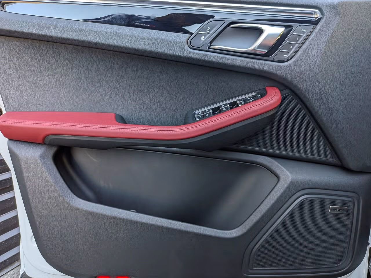 Certified 2025 Porsche Macan AWD/4WD image 14
