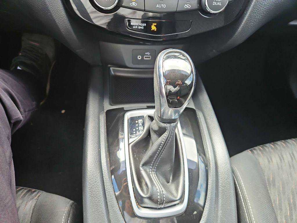 Used 2018 Nissan Rogue SV image 19