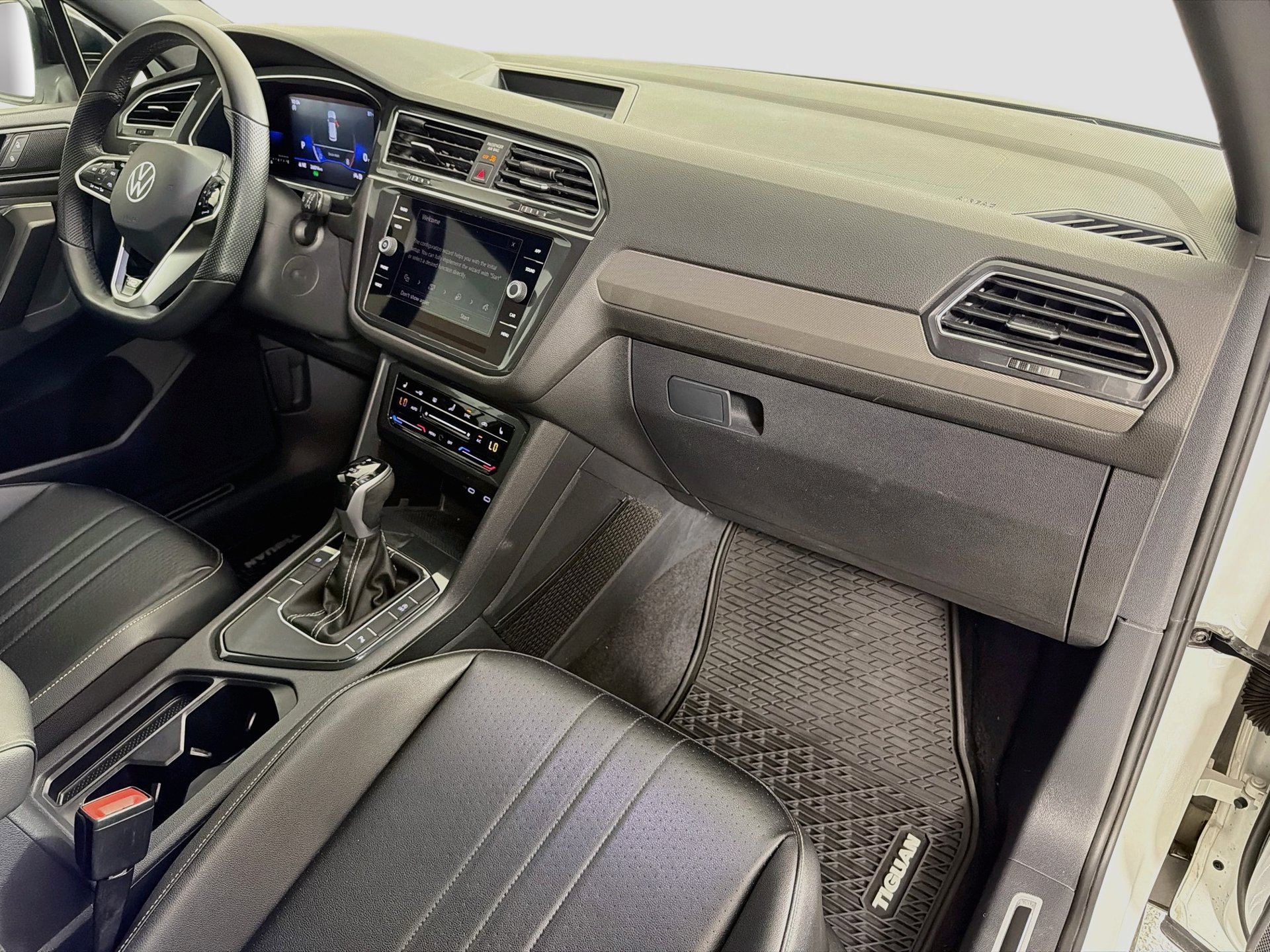 Certified 2022 Volkswagen Tiguan SE R-Line FWD image 25