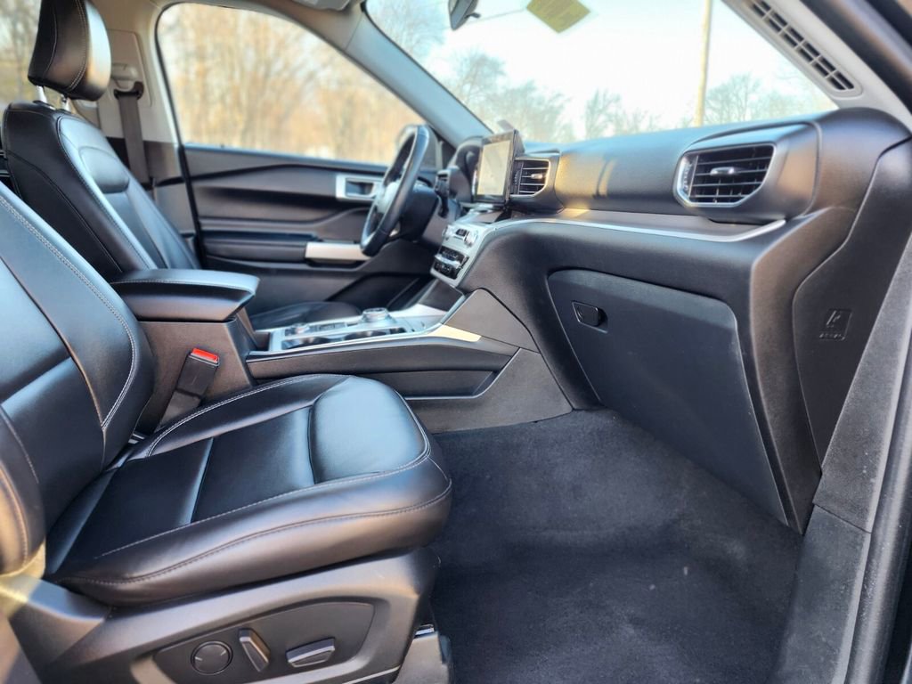 Certified 2022 Ford Explorer XLT w/ Equipment Group 202A image 10