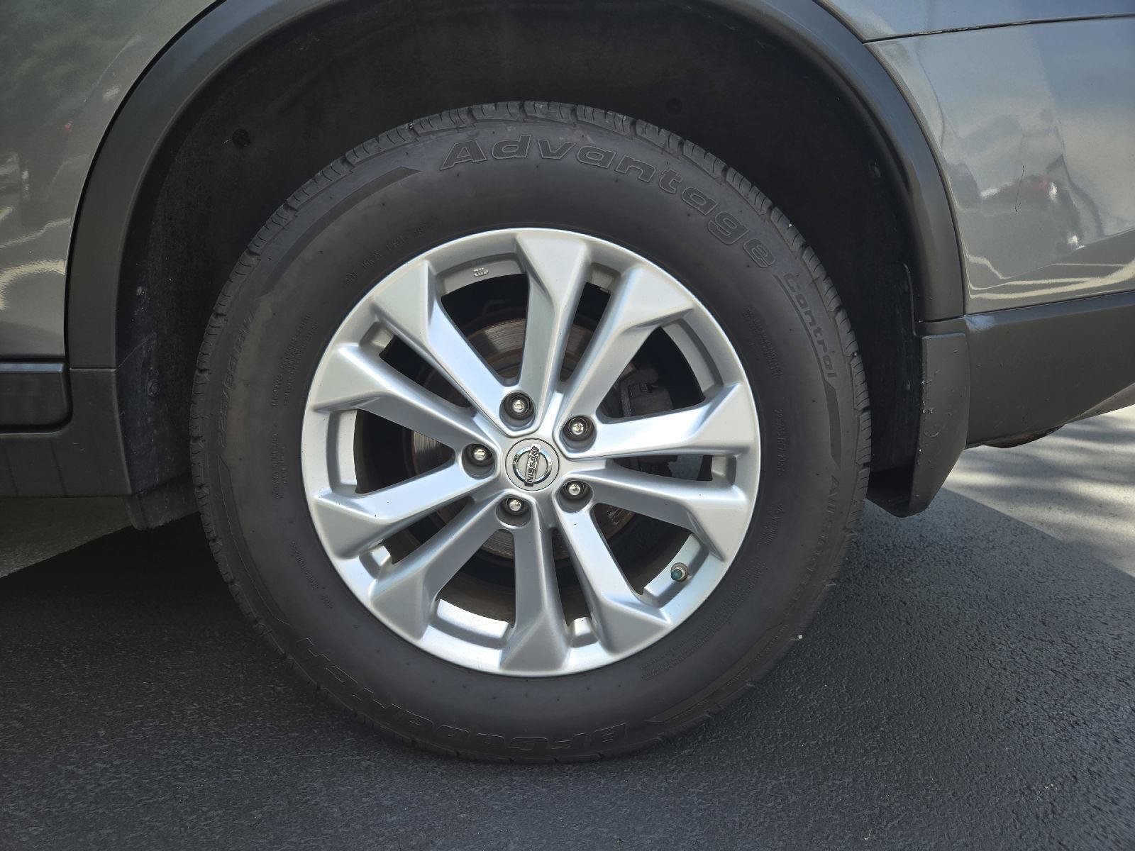 Used 2015 Nissan Rogue SV w/ SV Moonroof Package FWD image 10