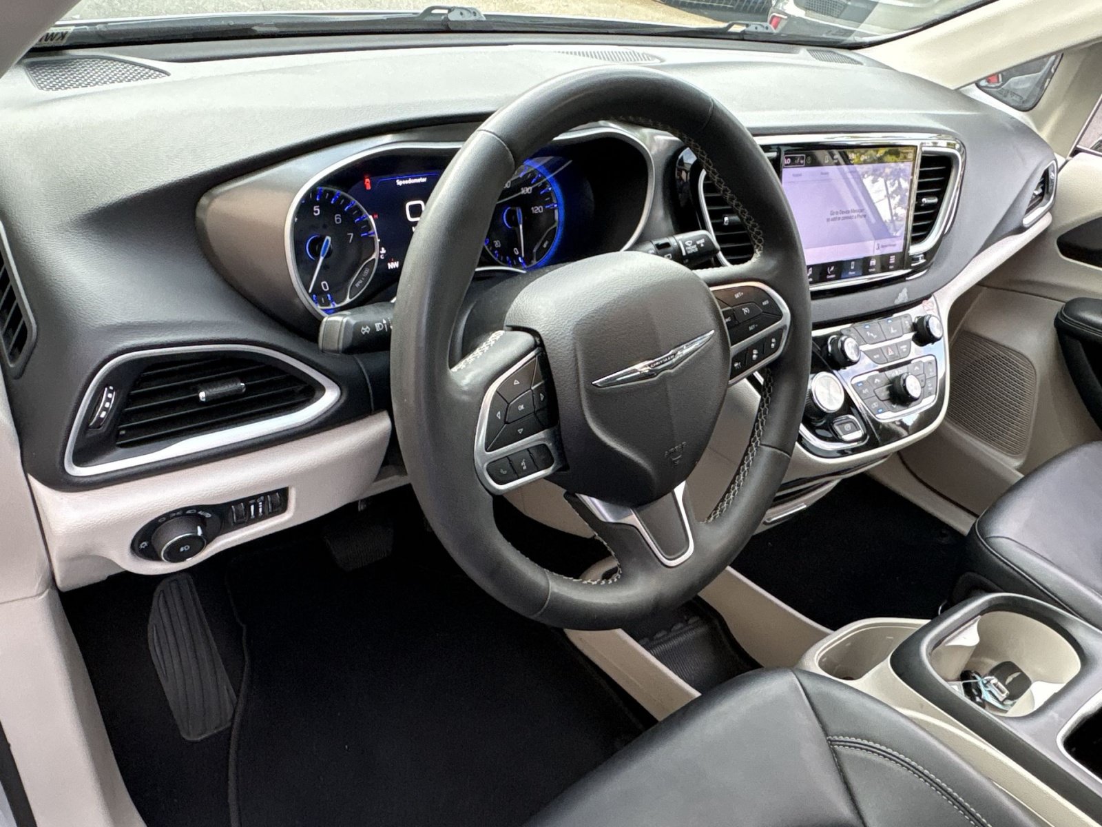 Used 2024 Chrysler Pacifica Touring-L FWD image 15