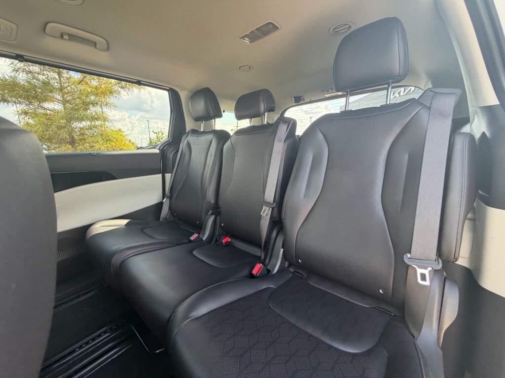 Used 2024 Kia Carnival EX FWD image 8