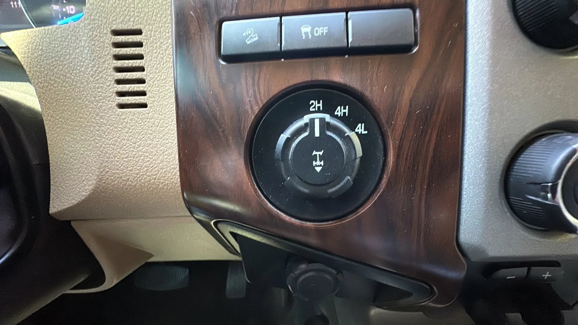 Used 2014 Ford F250 Lariat w/ Lariat Interior Package AWD/4WD image 16