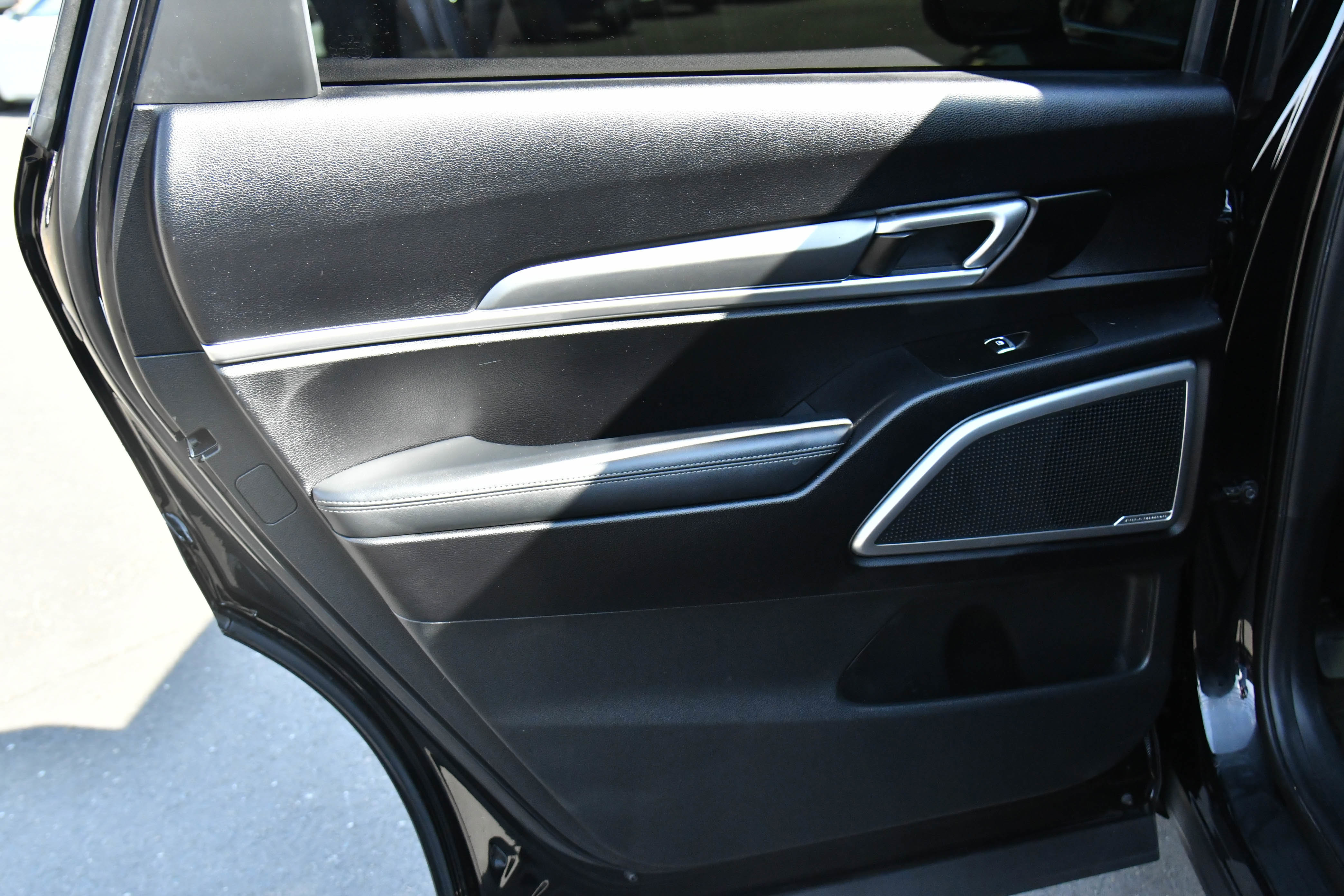 Used 2022 Kia Telluride LX image 32