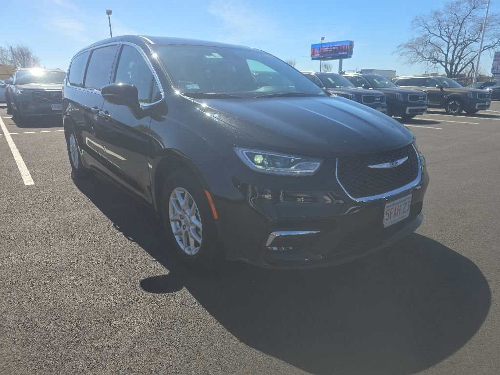 Used 2025 Chrysler Pacifica Select FWD image 3